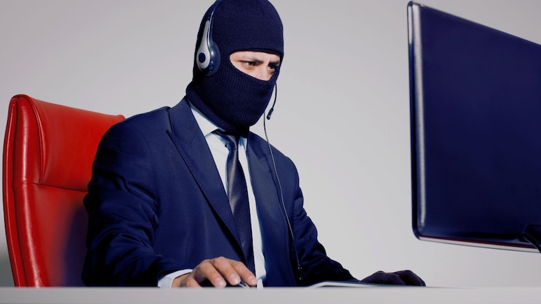 Pune Crime : माजी कर्मचाऱ्यांनी कंपनीला लावला 82 कोटींचा चुना, चोरलेल्या पैशांनी केलं मोठं सायबर फ्रॉड Pune Crime : माजी कर्मचाऱ्यांनी कंपनीला लावला 82 कोटींचा चुना, चोरलेल्या पैशांनी केलं मोठं सायबर फ्रॉड
