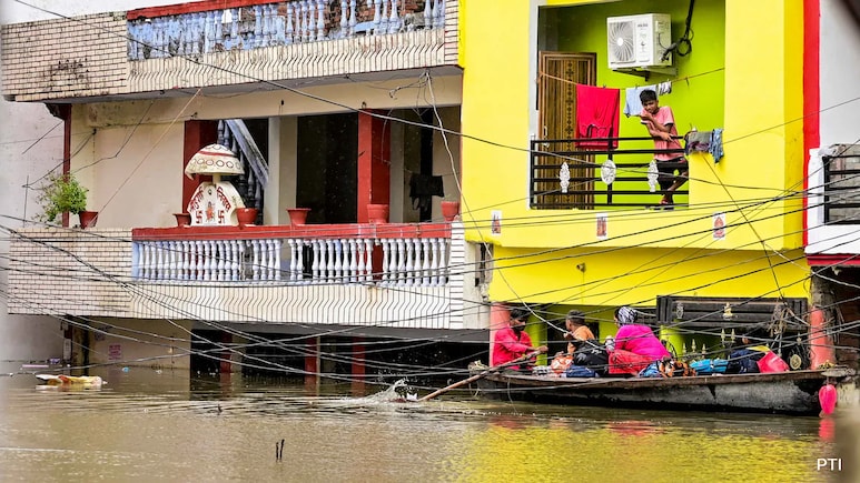 घरों में पानी, सड़कें बनीं दरिया... देश के कई इलाकों में बारिश-बाढ़ से भारी तबाही, देखें टॉप-5 वीडियो घरों में पानी, सड़कें बनीं दरिया... देश के कई इलाकों में बारिश-बाढ़ से भारी तबाही, देखें टॉप-5 वीडियो