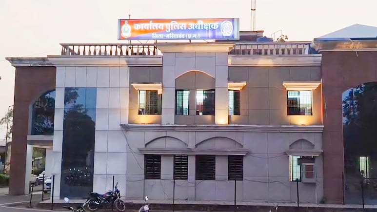 Good Policing: 24X7 सतर्क रहें; गरियाबंद पुलिस ने जारी किया नया हेल्पलाइन नंबर, ऐसे कर सकते हैं शिकायत Good Policing: 24X7 सतर्क रहें; गरियाबंद पुलिस ने जारी किया नया हेल्पलाइन नंबर, ऐसे कर सकते हैं शिकायत