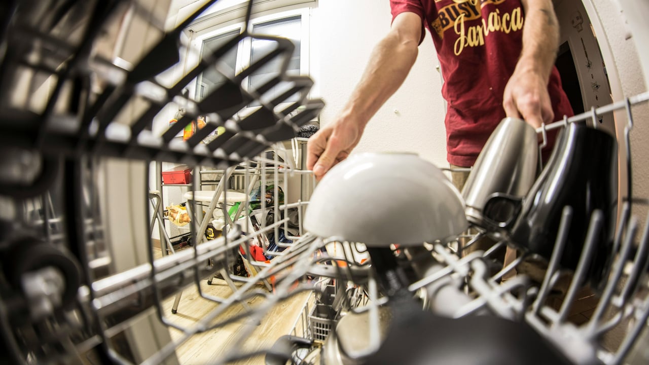 Are You Ruining Your Plates In The Dishwasher? This Is How To Stop It