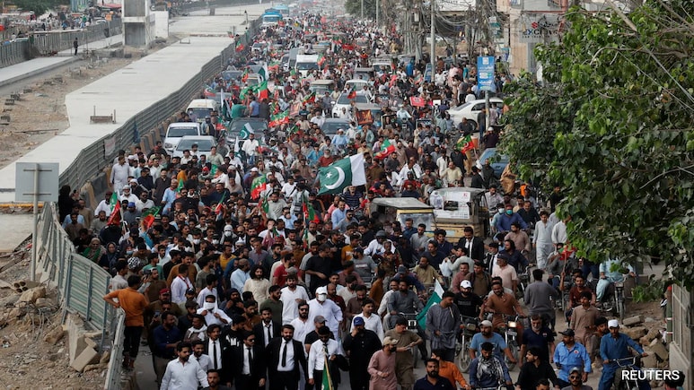 Pakistan Police Arrests Over 200 Protestors Demanding Ex-PM Imran Khan's Release Pakistan Police Arrests Over 200 Protestors Demanding Ex-PM Imran Khan's Release