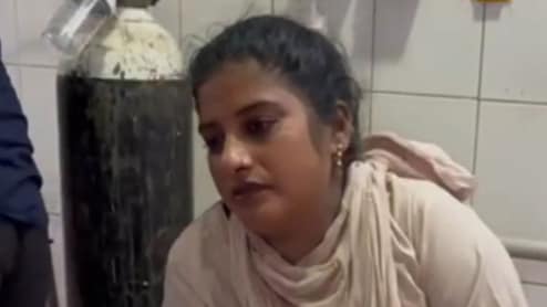 अचानक ट्रांसफर से बेहोश हुई महिला शिक्षक, पति की मौत... दो छोटी बेटियां, कहा- हटाने के लिए राजनीति हो रही