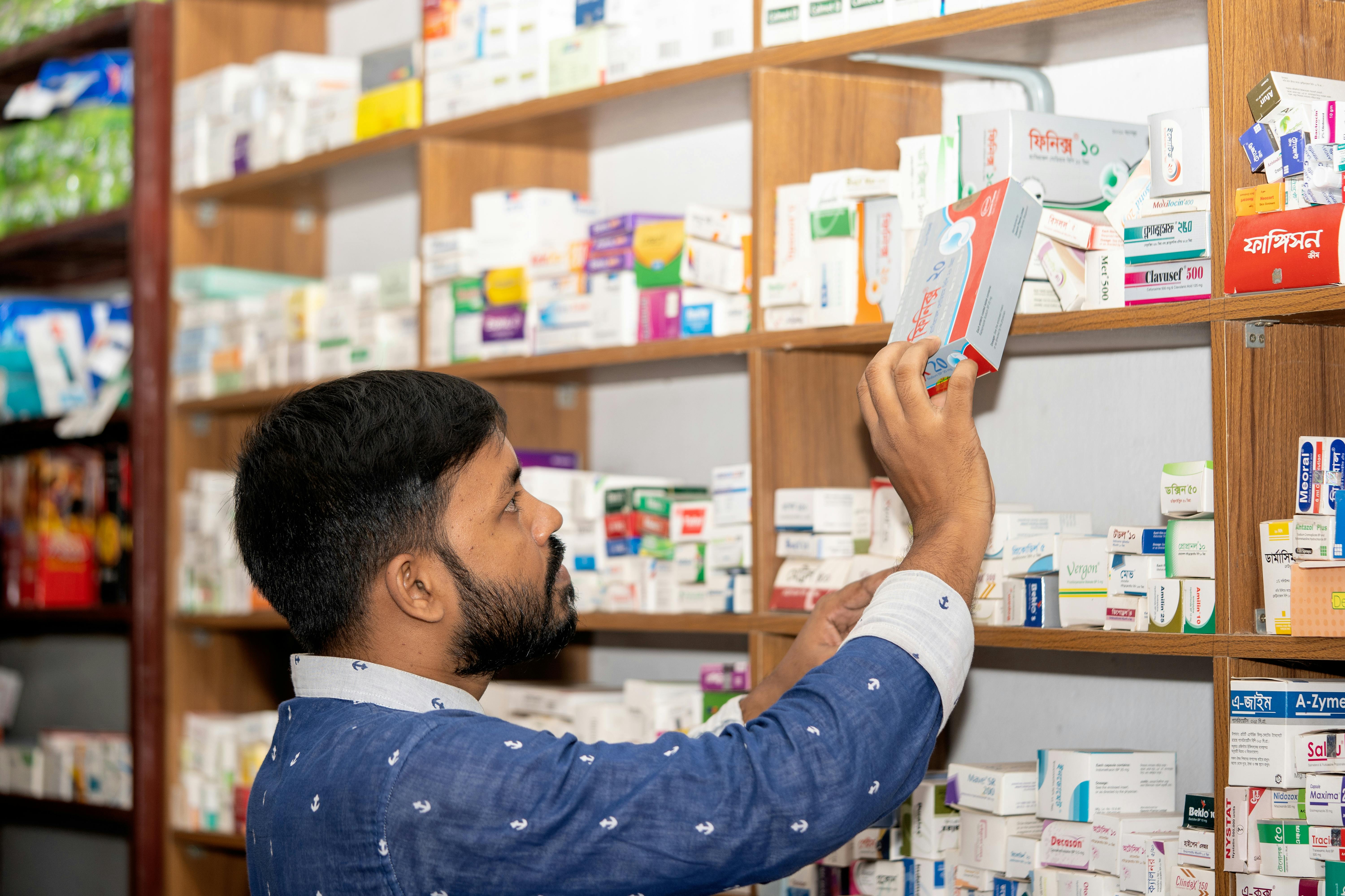Medical store खोलने के लिए कौनसी डिग्री चाहिए और 1 लाइसेंस से कितने स्टोर खोल सकते हैं?