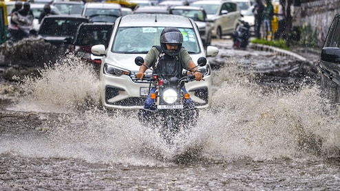 Rain Update : Emergency असेल तरच घराबाहेर पडा! राज्यातील अनेक जिल्ह्यांना रेड अलर्ट, तुफान पावसाचे संकेत