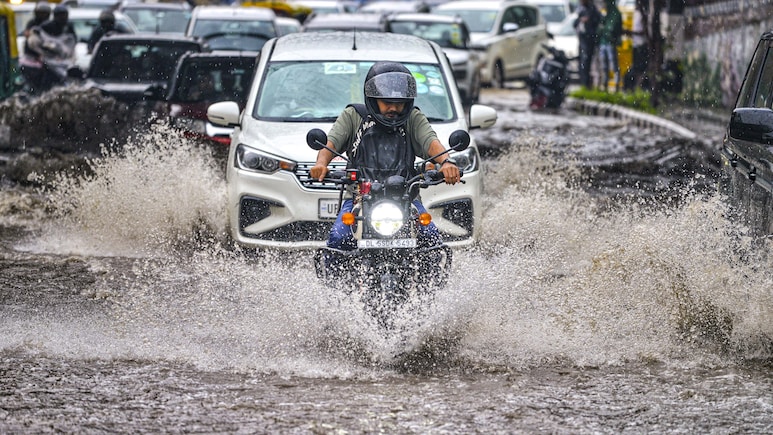 Rain Update : Emergency असेल तरच घराबाहेर पडा! राज्यातील अनेक जिल्ह्यांना रेड अलर्ट, तुफान पावसाचे संकेत