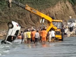Rajasthan: झालावाड़ की काली सिंध नदी में कार सहित डूबने वालों की संख्या हुई चार, दो के शव कार में फंसे हुए मिले Rajasthan: झालावाड़ की काली सिंध नदी में कार सहित डूबने वालों की संख्या हुई चार, दो के शव कार में फंसे हुए मिले