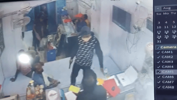 बिहार में बेखौफ अपराधी, ज्वेलरी शॉप में दिनदहाड़े लूट, कारोबारी की छाती पर चलाई गोली