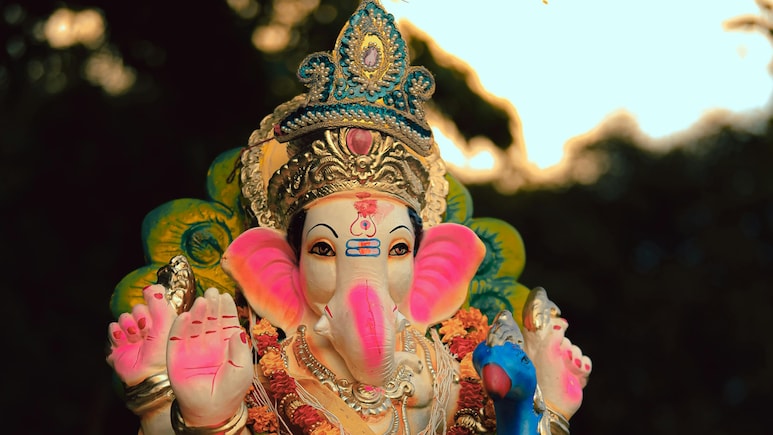 मुंबई में लालबागचा राजा की एक झलक पाने के लिए लोग उत्सुक, जानिए कहां क्या है स्पेशल मुंबई में लालबागचा राजा की एक झलक पाने के लिए लोग उत्सुक, जानिए कहां क्या है स्पेशल