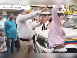 Dhule News: भर दिवसा 2 पोलिसांना मारहाण, कानाखाली मारतानाचा Video होतोय व्हायरल Dhule News: भर दिवसा 2 पोलिसांना मारहाण, कानाखाली मारतानाचा Video होतोय व्हायरल