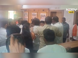 Shivsena News: मंत्र्यांनी पाठ फिरवताच, शिंदे गटाच्या नेत्यांचा तुफान राडा, पकडून पकडून हाणलं Shivsena News: मंत्र्यांनी पाठ फिरवताच, शिंदे गटाच्या नेत्यांचा तुफान राडा, पकडून पकडून हाणलं