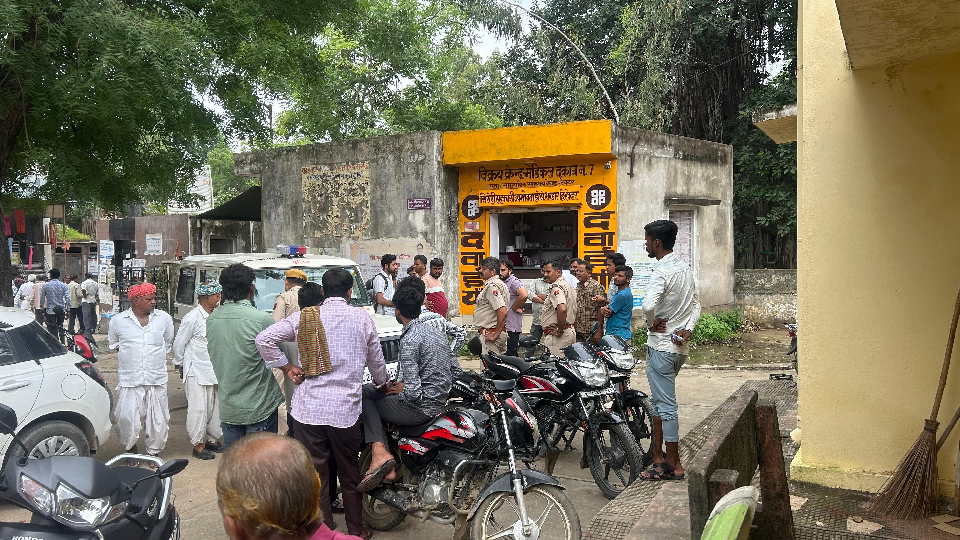 मोर्चरी पर गांव के लोग इकट्ठा हो गए. मोर्चरी पर गांव के लोग इकट्ठा हो गए.