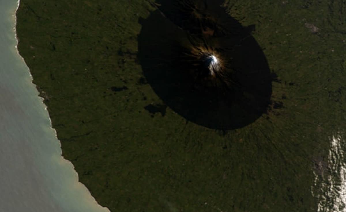 Mount Taranaki, officially Taranaki Maunga, is a dormant stratovolcano in the Taranaki region. It is on the west coast of New Zealands North Island. Mount Taranaki, officially Taranaki Maunga, is a dormant stratovolcano in the Taranaki region. It is on the west coast of New Zealands North Island.