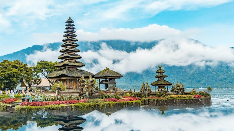 This Stunning Lord Shiva Temple Floats On Lake Beratan In Bali