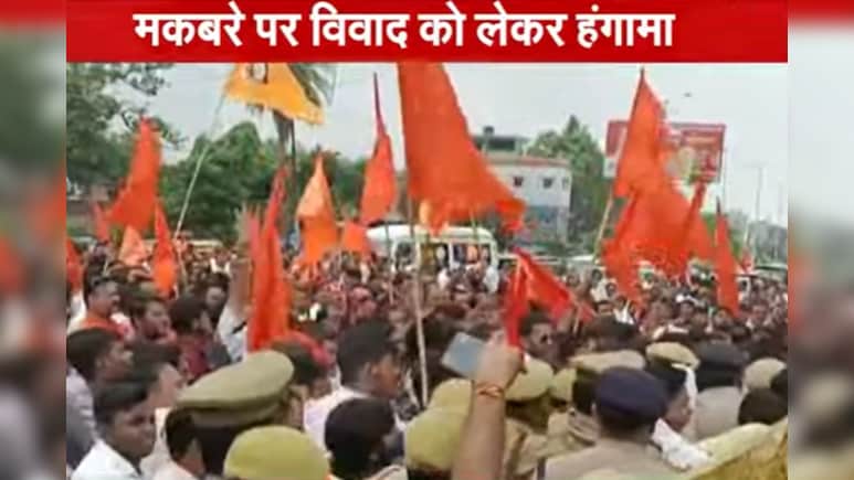 फतेहपुर में बवाल, मकबरा या ठाकुर जी का मंदिर, सड़कों पर उतरे हिन्दू कार्यकर्ताओं ने तोड़ी बैरीकेडिंग, पुलिस ने खदेड़ा