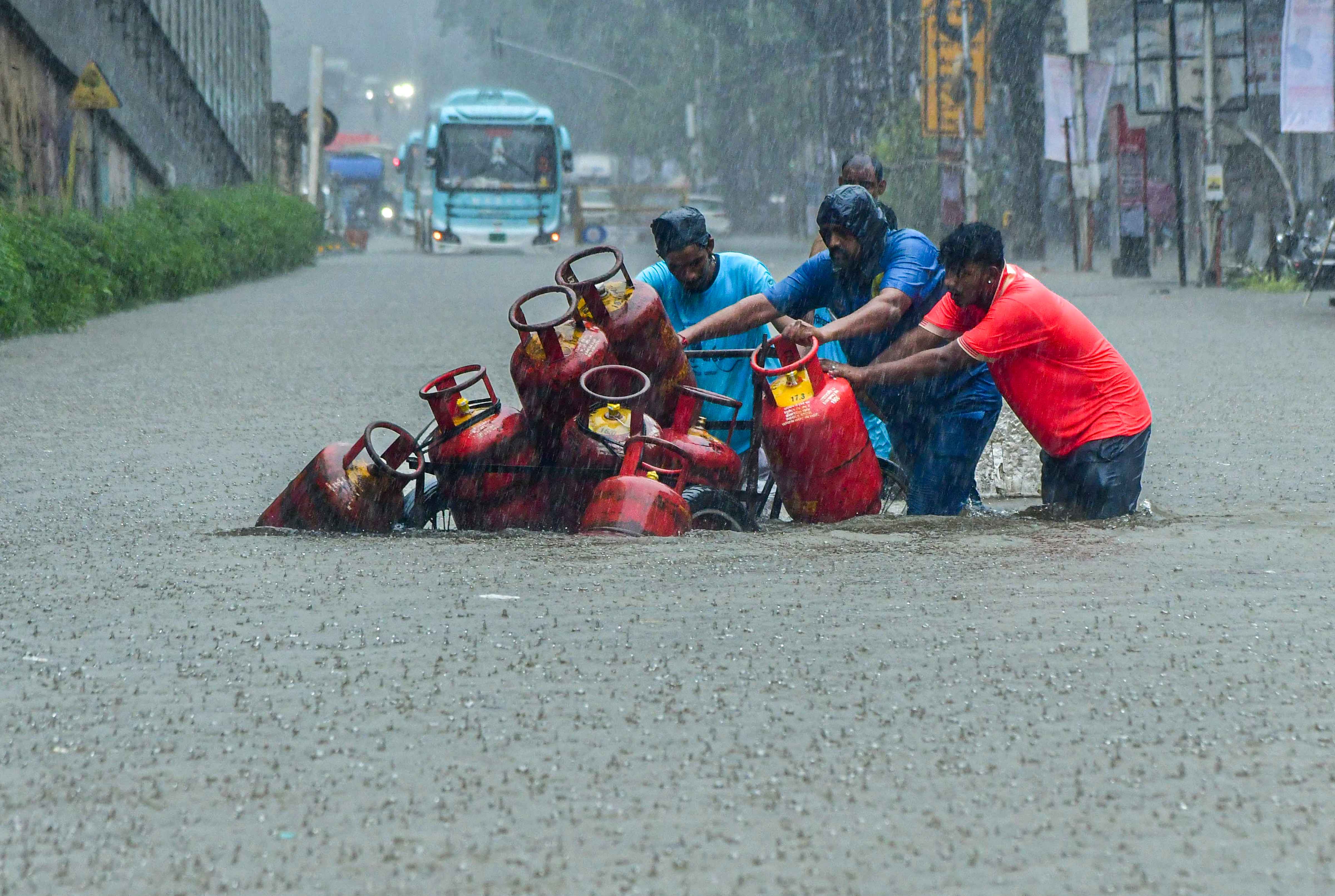 मुंबई को भारी बारिश से अभी नहीं मिलेगी राहत, IMD का आज इन इलाकों के लिए रेड और ऑरेंज अलर्ट