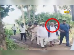 Political news: मंत्री- आमदार गावात गेले, नाराज गावकऱ्यांनी पळवून- पळवून मारले, प्रकरण काय? Political news: मंत्री- आमदार गावात गेले, नाराज गावकऱ्यांनी पळवून- पळवून मारले, प्रकरण काय?