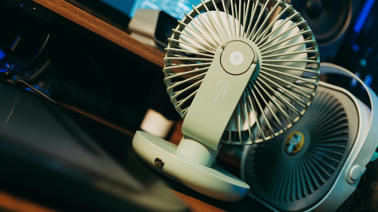 5 Best Table Fans That Can Cool Faster Than Ceiling Fans In Small Rooms