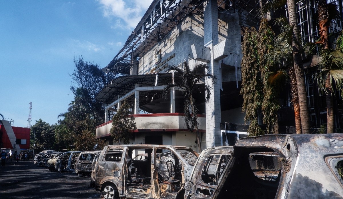 3 Dead After Mob Sets Fire To Indonesian Regional Parliament Building