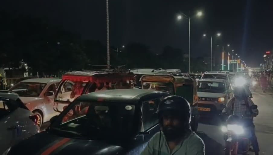 जाम के कारण घंटों तक कतार में खड़ी गाड़ियां. जाम के कारण घंटों तक कतार में खड़ी गाड़ियां.