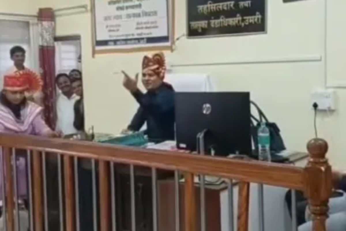 यारा तेरी यारी को… महाराष्ट्र के लातूर में दफ्तर में गाना गाने पर सस्पेंड हो गए सरकारी बाबू, VIDEO
