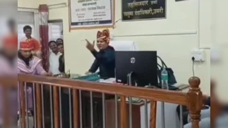 यारा तेरी यारी को… महाराष्ट्र के लातूर में दफ्तर में गाना गाने पर सस्पेंड हो गए सरकारी बाबू, VIDEO