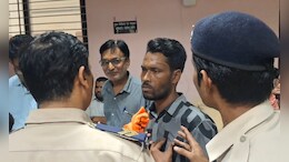 PM Awas Yojana: 'अब सरकारी आवास के लिए करनी पड़ेगी आत्महत्या', परेशानी सुनाते हुए कलेक्ट्रेट में चिल्लाया युवक