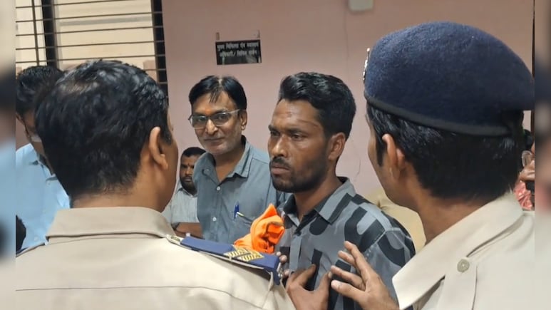PM Awas Yojana: 'अब सरकारी आवास के लिए करनी पड़ेगी आत्महत्या', परेशानी सुनाते हुए कलेक्ट्रेट में चिल्लाया युवक