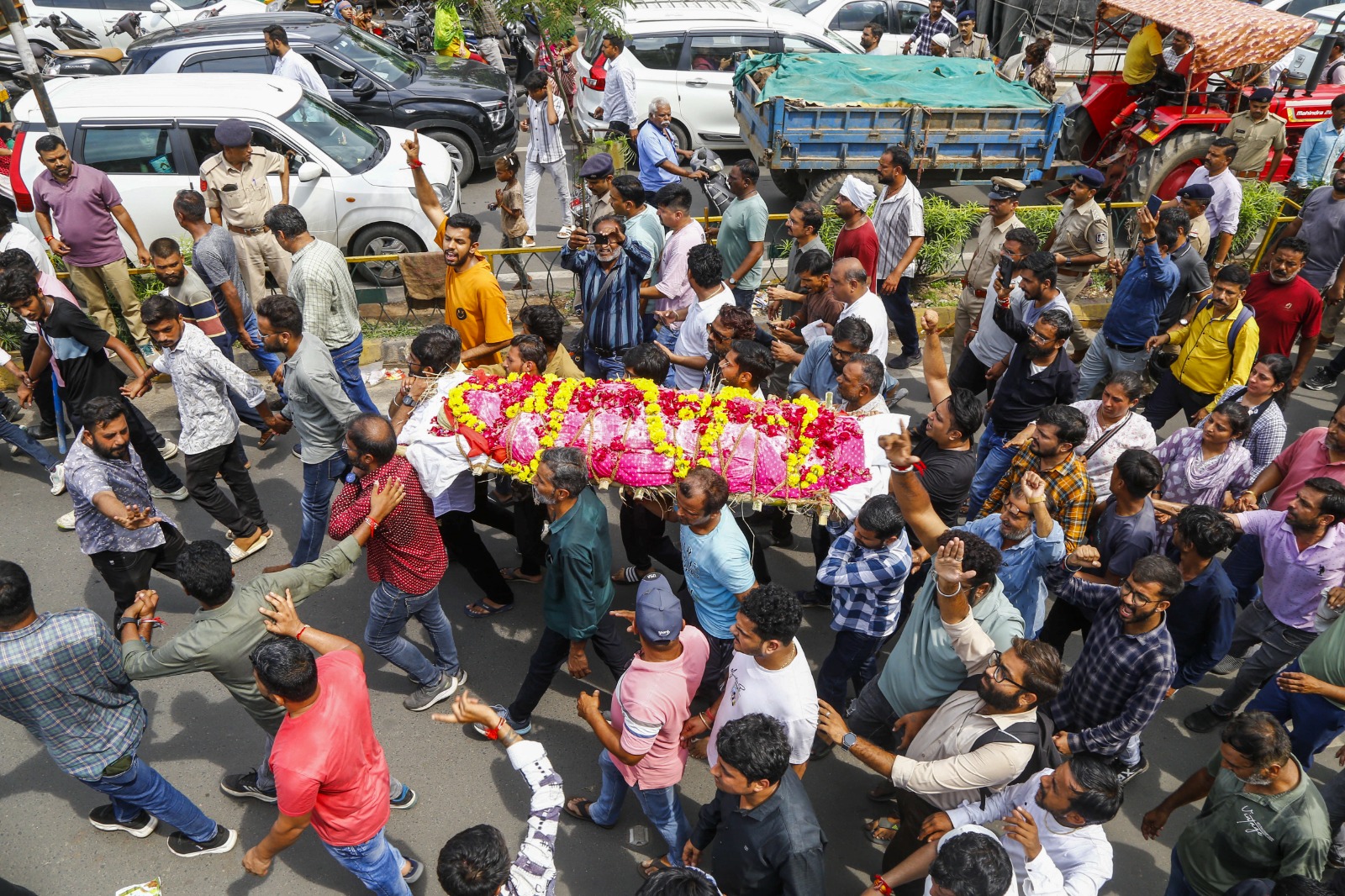 आज इस तस्वीर ने हर मां-बाप को झकझोर दिया... बच्चों के सिर पर इतना खून क्यों सवार है?