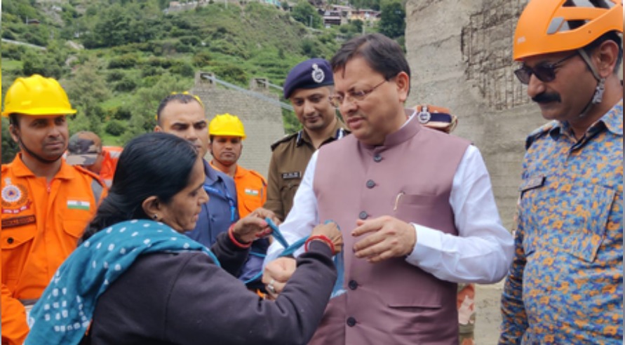 धराली में महिला ने CM धामी को साड़ी फाड़कर बांधी राखी, भावुक हुआ माहौल