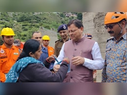 धराली में महिला ने CM धामी को साड़ी फाड़कर बांधी राखी, भावुक हुआ माहौल धराली में महिला ने CM धामी को साड़ी फाड़कर बांधी राखी, भावुक हुआ माहौल