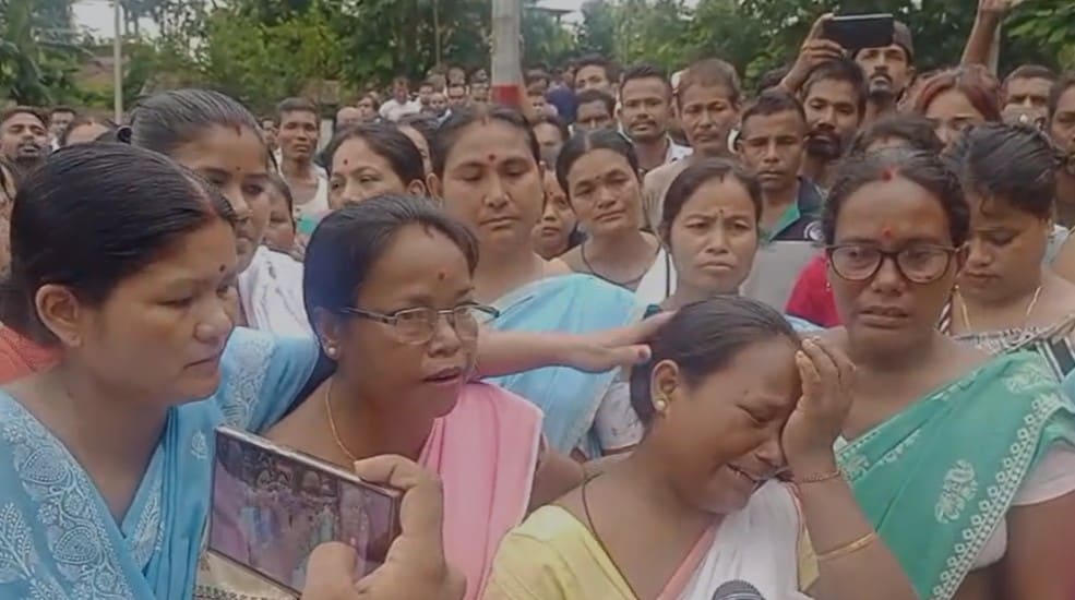 उत्तम गोगोई की हत्या के विरोध में थाने के बाहर धरना देते स्थानीय लोग. उत्तम गोगोई की हत्या के विरोध में थाने के बाहर धरना देते स्थानीय लोग.