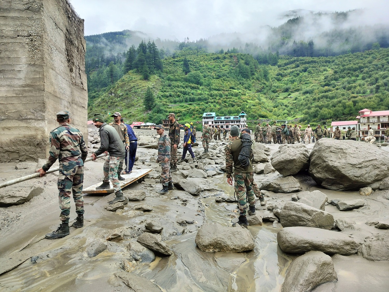 Exclusive: हर तरफ तबाही का मंजर... मलबे के बीच फंसी जिंदगी को तलाशता बचाव दल, देखें तस्वीरें 