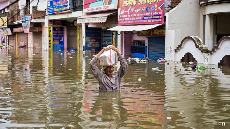 यूपी के 14 जिलों में बाढ़ से तबाही, 85 हजार लोग प्रभावित, वाराणसी-प्रयागराज के रिहायशी इलाकों में घुसा पानी यूपी के 14 जिलों में बाढ़ से तबाही, 85 हजार लोग प्रभावित, वाराणसी-प्रयागराज के रिहायशी इलाकों में घुसा पानी