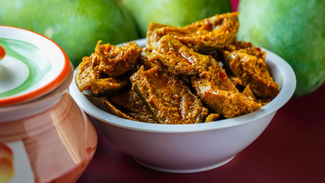 क्या ज्यादा पुराना अचार खाना सेहत के लिए ठीक होता है? चटकारे लेकर खाने से पहले डॉक्टर से जान लें फायदे-नुकसान