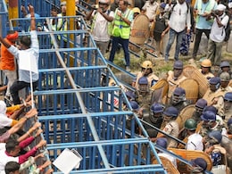 RG Kar Protest: 5 Kolkata Cops Injured, 6 FIR's Registered To Probe Violence RG Kar Protest: 5 Kolkata Cops Injured, 6 FIR's Registered To Probe Violence