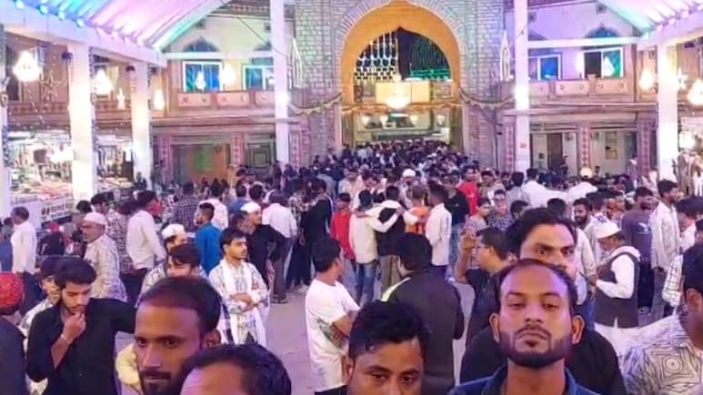 Rajasthan: हजरत दीवाना शाह के उर्स पर देशभर से कपासन दरगाह पहुंचे जायरीन, 9 एक्सप्रेस ट्रेनों का ठहराव Rajasthan: हजरत दीवाना शाह के उर्स पर देशभर से कपासन दरगाह पहुंचे जायरीन, 9 एक्सप्रेस ट्रेनों का ठहराव