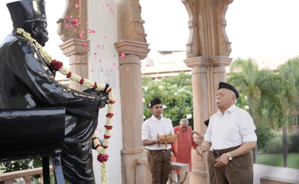 नागपुर में केशव बलिराम हेडगेवार की प्रतिमा पर फूल अर्पित करते आरएसएस प्रमुख मोहन भागवत. नागपुर में केशव बलिराम हेडगेवार की प्रतिमा पर फूल अर्पित करते आरएसएस प्रमुख मोहन भागवत.