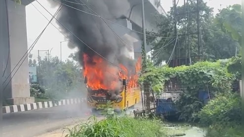 मेरठ में आग के गोले में बदली स्कूल बस, सवार 17 बच्चे बाल-बाल बचे