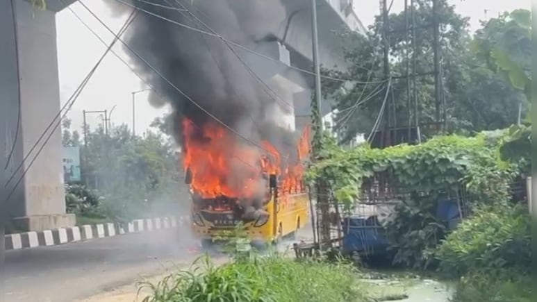 मेरठ में आग के गोले में बदली स्कूल बस, सवार 17 बच्चे बाल-बाल बचे