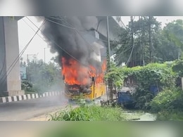 मेरठ में आग के गोले में बदली स्कूल बस, सवार 17 बच्चे बाल-बाल बचे मेरठ में आग के गोले में बदली स्कूल बस, सवार 17 बच्चे बाल-बाल बचे