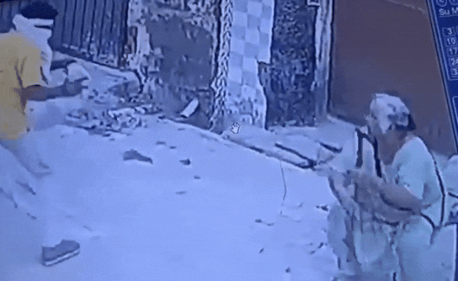 Video: 60 साल की बुजुर्ग महिला की छड़ी से डरकर भाग गया बदमाश Video: 60 साल की बुजुर्ग महिला की छड़ी से डरकर भाग गया बदमाश