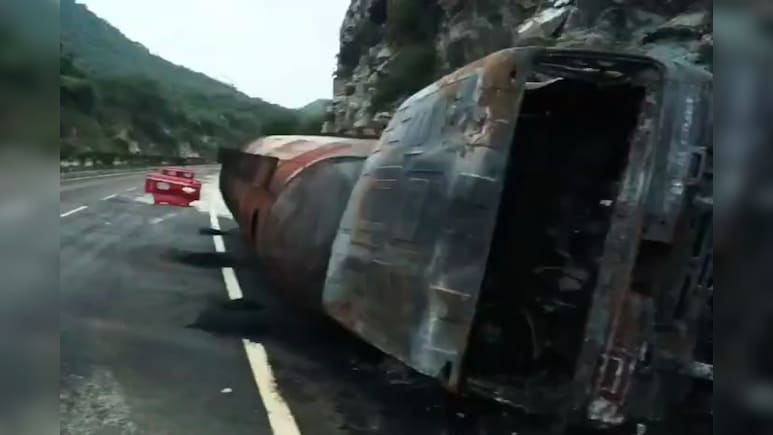 Rajasthan: उदयपुर में भीषण हादसा, एसिड से भरा टैंकर पलटा; जिंदा जल गया ड्राइवर