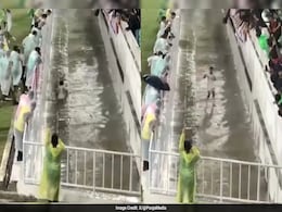 Indonesian Footballer Falls Into Deep Ditch Celebrating Goal, Video Viral Indonesian Footballer Falls Into Deep Ditch Celebrating Goal, Video Viral