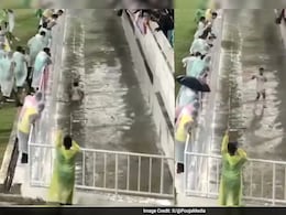 गोल मारकर जब मनाया जश्न, स्टेडियम के गड्ढे में जा गिरे खिलाड़ी, बाल-बाल बची जान गोल मारकर जब मनाया जश्न, स्टेडियम के गड्ढे में जा गिरे खिलाड़ी, बाल-बाल बची जान