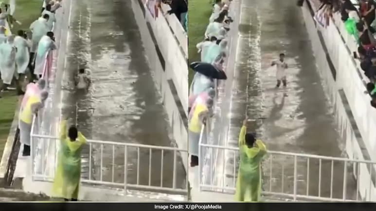 गोल मारकर जब मनाया जश्न, स्टेडियम के गड्ढे में जा गिरे खिलाड़ी, बाल-बाल बची जान गोल मारकर जब मनाया जश्न, स्टेडियम के गड्ढे में जा गिरे खिलाड़ी, बाल-बाल बची जान