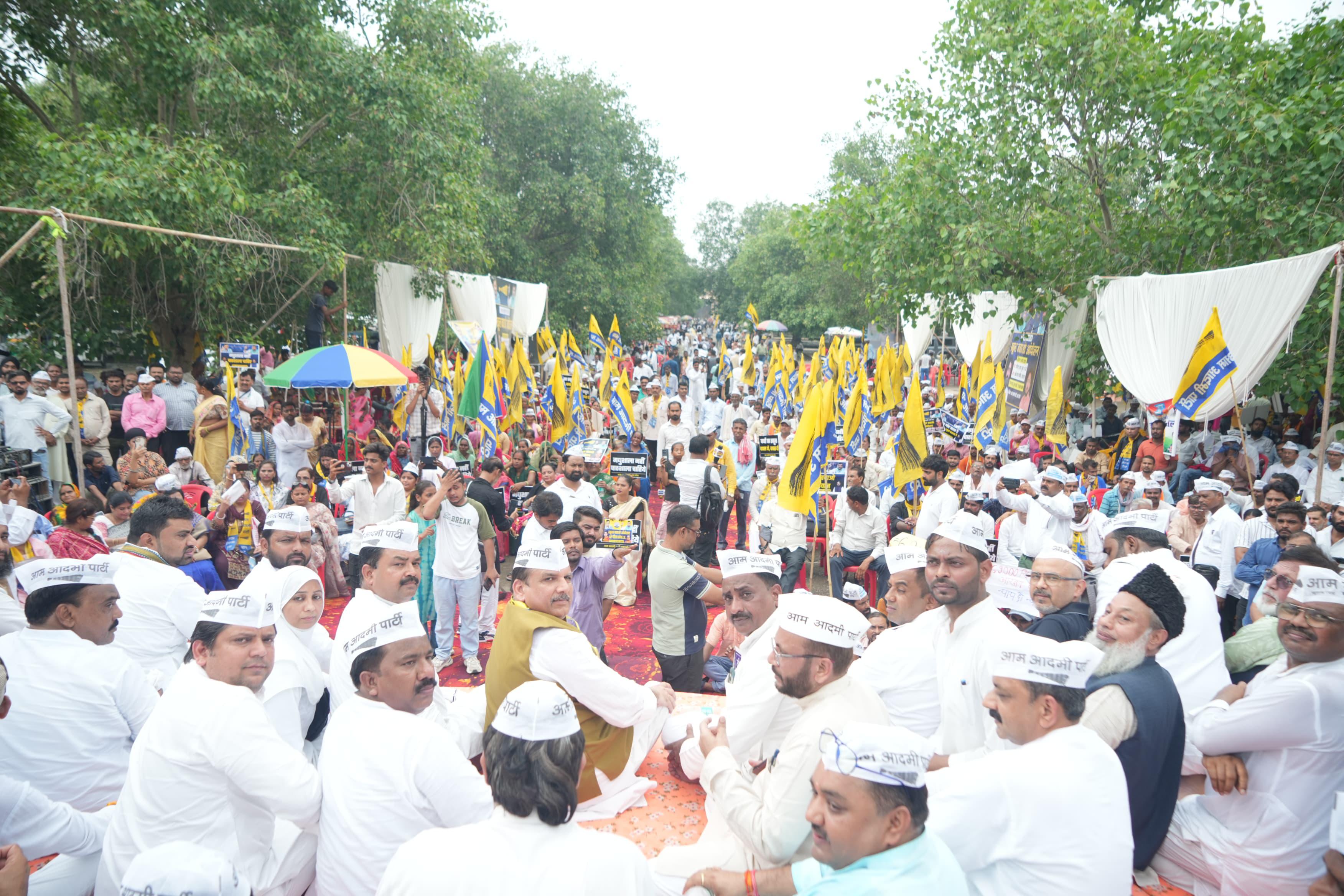 यूपी में एक भी स्कूल बंद नहीं होने देंगे... लखनऊ में AAP के धरने-प्रदर्शन में बोले संजय सिंह