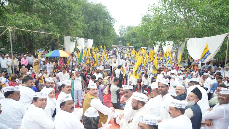 यूपी में एक भी स्कूल बंद नहीं होने देंगे... लखनऊ में AAP के धरने-प्रदर्शन में बोले संजय सिंह यूपी में एक भी स्कूल बंद नहीं होने देंगे... लखनऊ में AAP के धरने-प्रदर्शन में बोले संजय सिंह