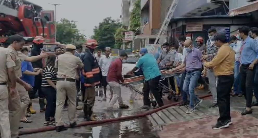 मरीजों को सुरक्षित बाहर निकालने की कोशिश में जुटे लोग. मरीजों को सुरक्षित बाहर निकालने की कोशिश में जुटे लोग.