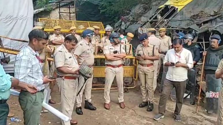 राजस्थान के अजमेर में दरगाह के पास अतिक्रमण पर एक्शन, 250 अवैध निर्माणों पर बुलडोजर राजस्थान के अजमेर में दरगाह के पास अतिक्रमण पर एक्शन, 250 अवैध निर्माणों पर बुलडोजर