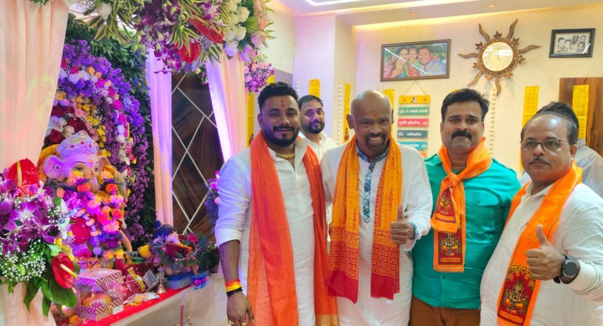 अपने फैन के साथ पूर्व क्रिकेटर विनोद कांबली. अपने फैन के साथ पूर्व क्रिकेटर विनोद कांबली.